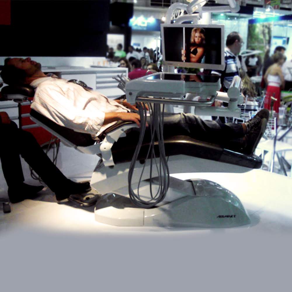 Cadeira odontológica com componentes plásticos injetados em atendimento